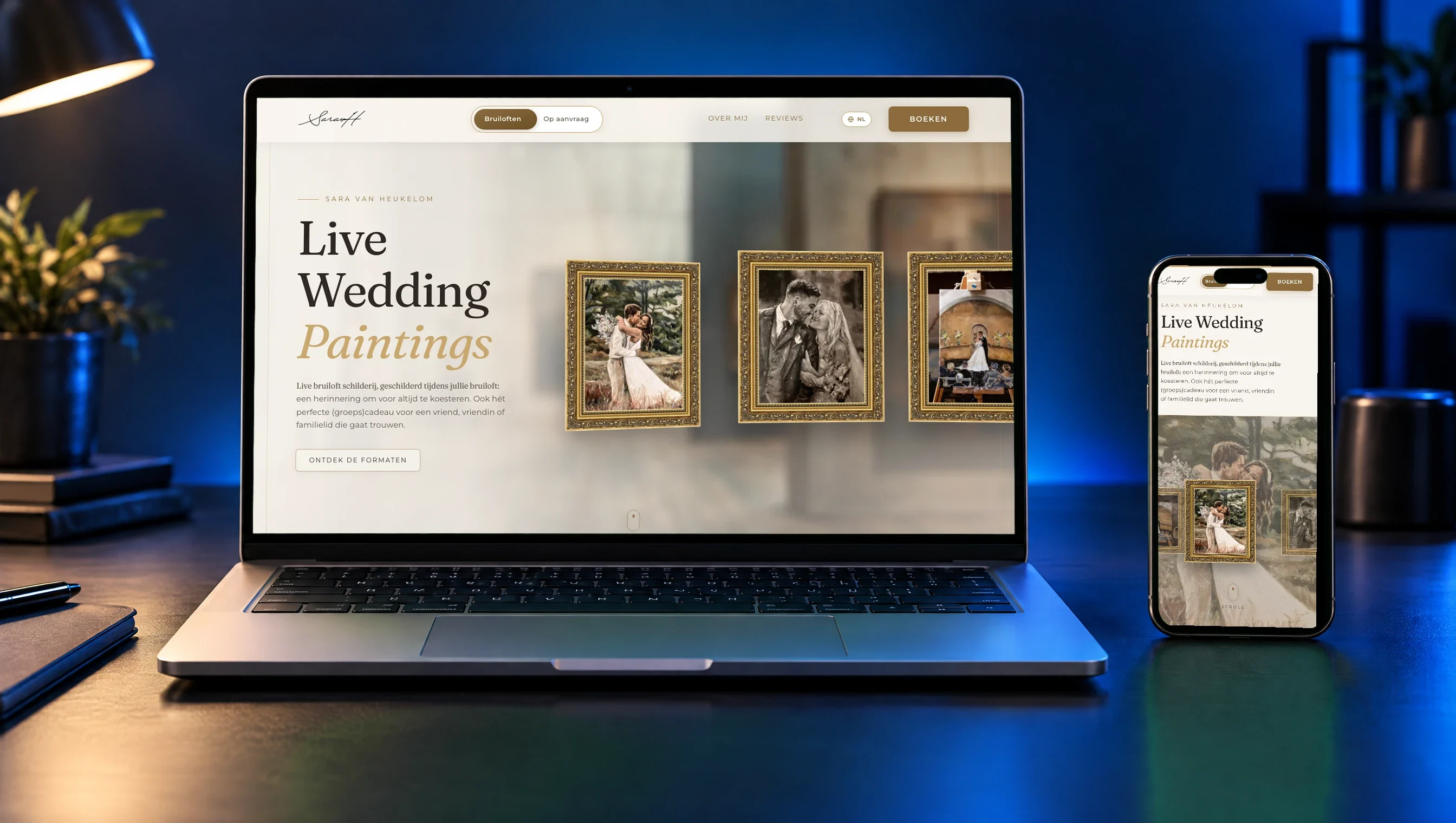 Laptop en telefoon met de website van Live Wedding Paintings: schilderijen in gouden lijsten op een warme, lichte achtergrond
