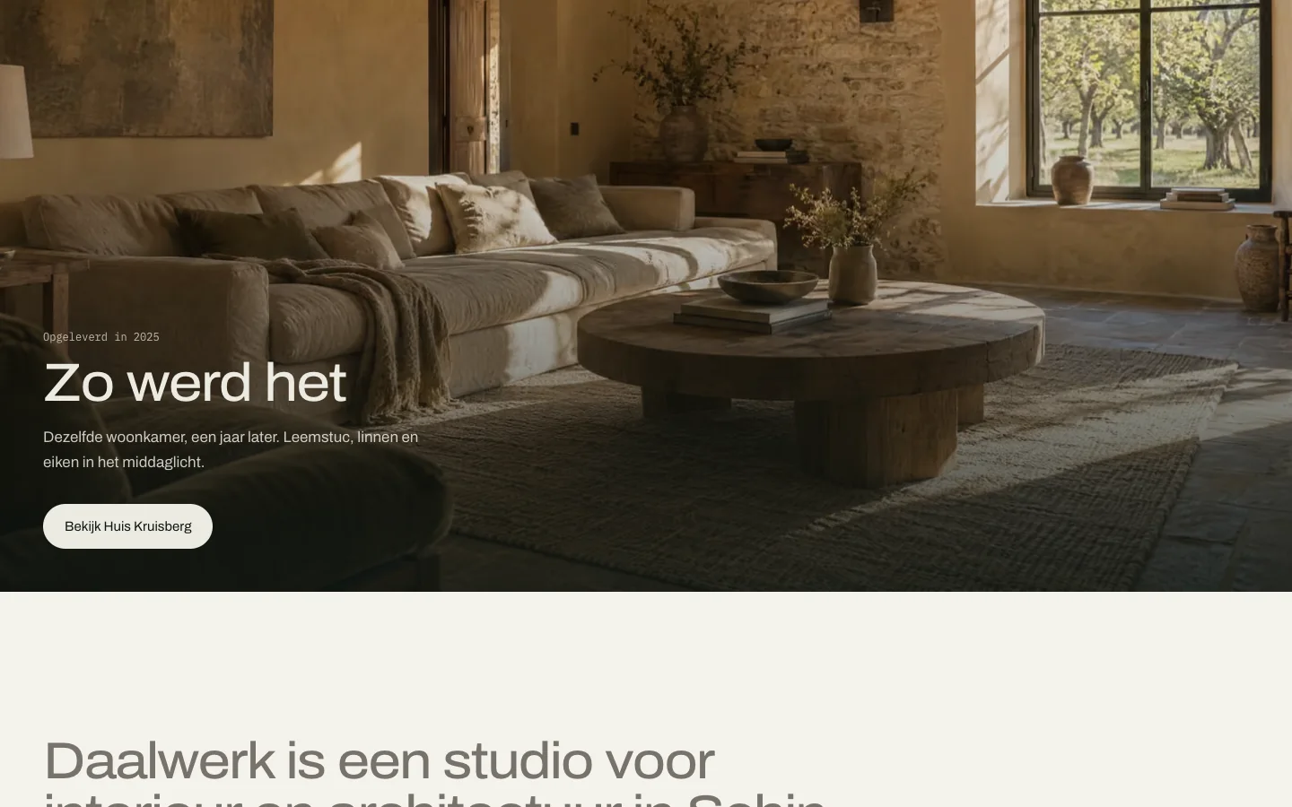 Dezelfde woonkamer als foto, een jaar later: leemstuc, linnen en eiken in het middaglicht